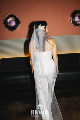 MOANA_Braut_Mit_Brautschleier_Kurz_im_Elfenlook_HOKU_Hinten