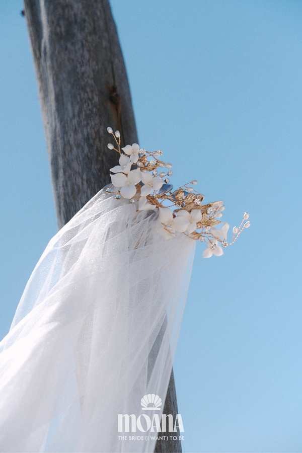 MOANA_Braut_Mit_Brautschleier_Kurz_Mit_Brosche_Kleine_Blumen_KEKAI_Details