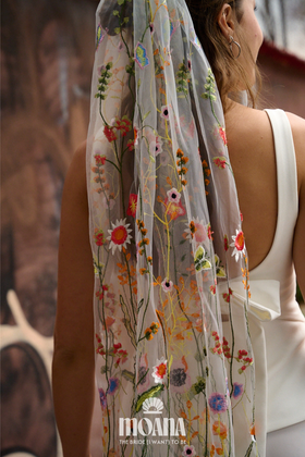 MOANA_Braut_Mit_Brautschleier_Kurz_Mit_Blumen_Stickereien_Bunt_LANI_Details