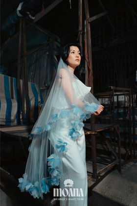 MOANA_Braut_Mit_Brautschleier_Kurz_Mit_Blauen_Blumen_POLU_Vorne