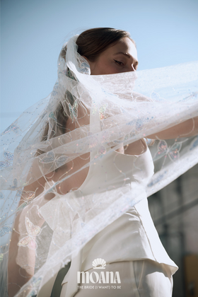 MOANA_Braut_Mit_Brautschleier_Kurz_mit_Schmetterlingen_Aus_Pailletten_POHOWAI_Vibe