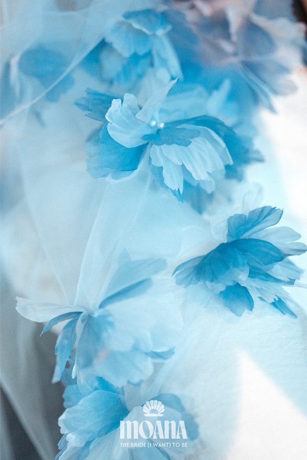 MOANA_Braut_Mit_Brautschleier_Kurz_Mit_Blauen_Blumen_POLU_Details