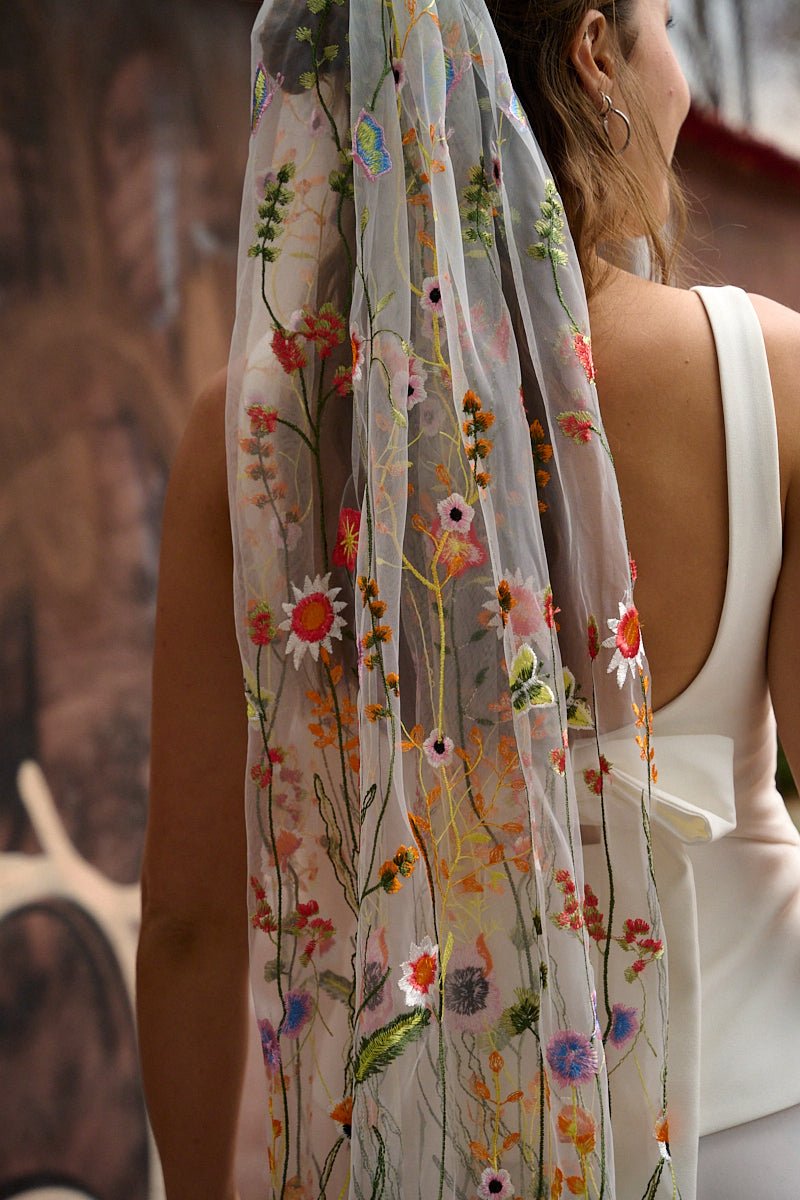 MOANA_Brautschleier_Kurz_mit_Blumenstickerei_LANI_details