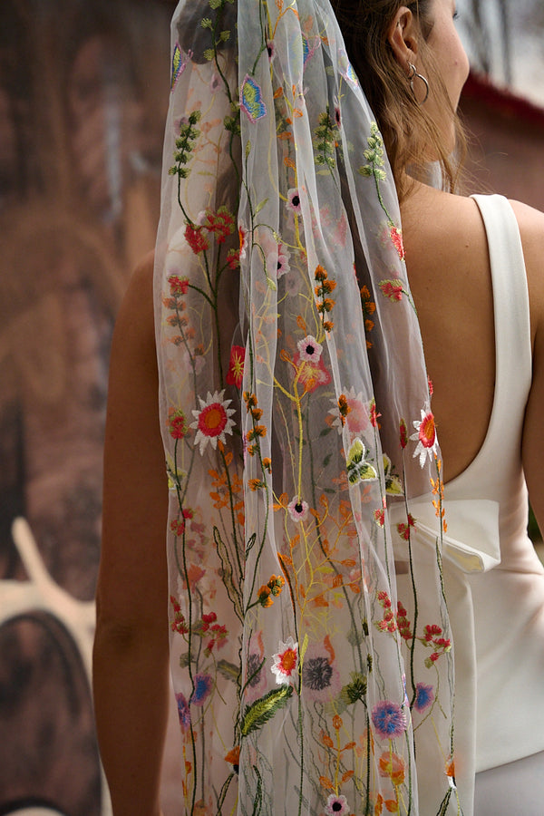 MOANA_Brautschleier_Kurz_mit_Blumenstickerei_LANI_details