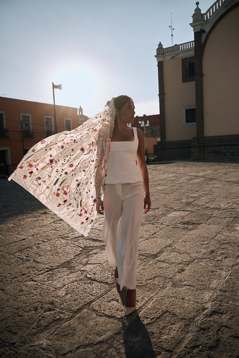 MOANA_Brautschleier_Kurz_mit_Blumenstickerei_LANI_vibe