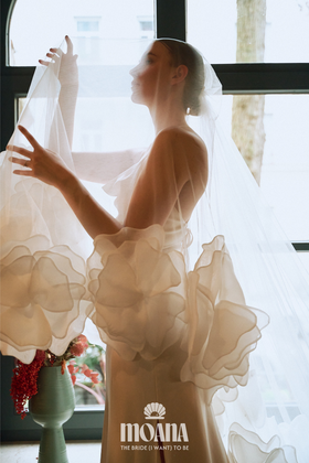 MOANA_Braut_Mit_Brautschleier_Lang_Mit_Großen_Blumen_HOMOKA_Vibe