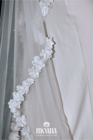 MOANA_Braut_Mit_Brautschleier_Lang_Mit_Perlen_Und_Blumenrand_LEOKAI_Detail
