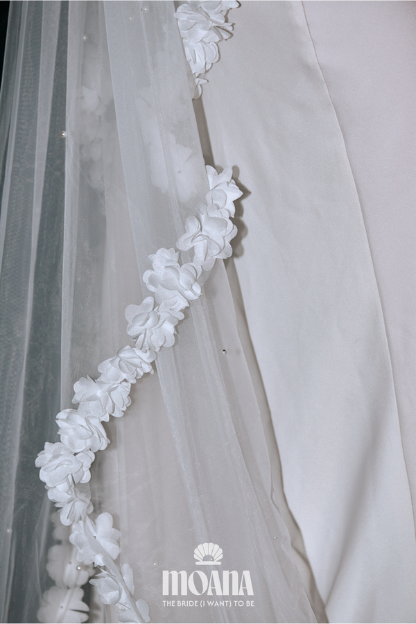 MOANA_Braut_Mit_Brautschleier_Lang_Mit_Perlen_Und_Blumenrand_LEOKAI_Detail