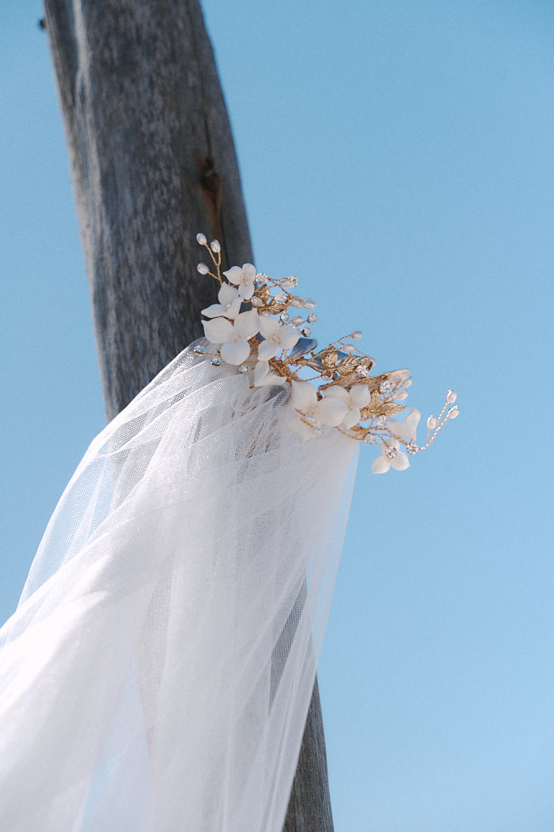 MOANA_Brautschleier_kurz_mit_Brosche_KEKAI_hinten