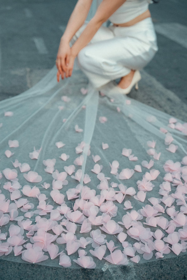 MOANA_Brautschleier_lang_mit_rosa_Blumen_PUWAI_details