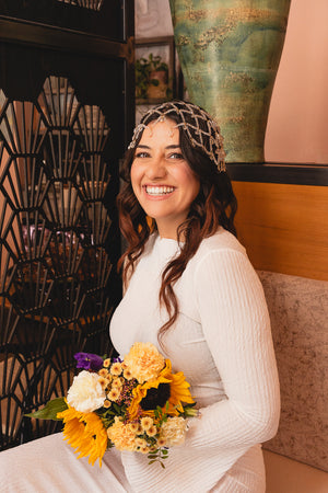 Lächelnde Braut mit goldenem Boho-Brauthaarreif mit hängenden Perlen MAKAI