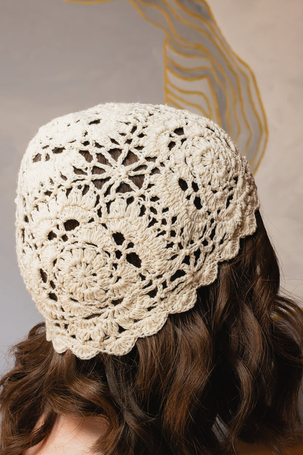 Nahaufnahme des floralen Häkelmusters der Boho-Cap AOLANI von hinten