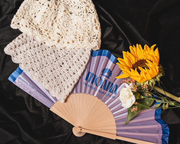 Gehäkelte Cap AOLANI in creme über MOANA-Fächer mit Sonnenblume und Blüten
