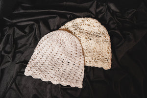 Zwei gehäkelte Boho-Caps im Vergleich: AOLANI mit Blumenmuster und HONU mit Muschelmuster