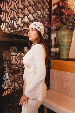 Profilportrait der Braut mit gehäkelter Cap HONU in ivory, Blick nach oben