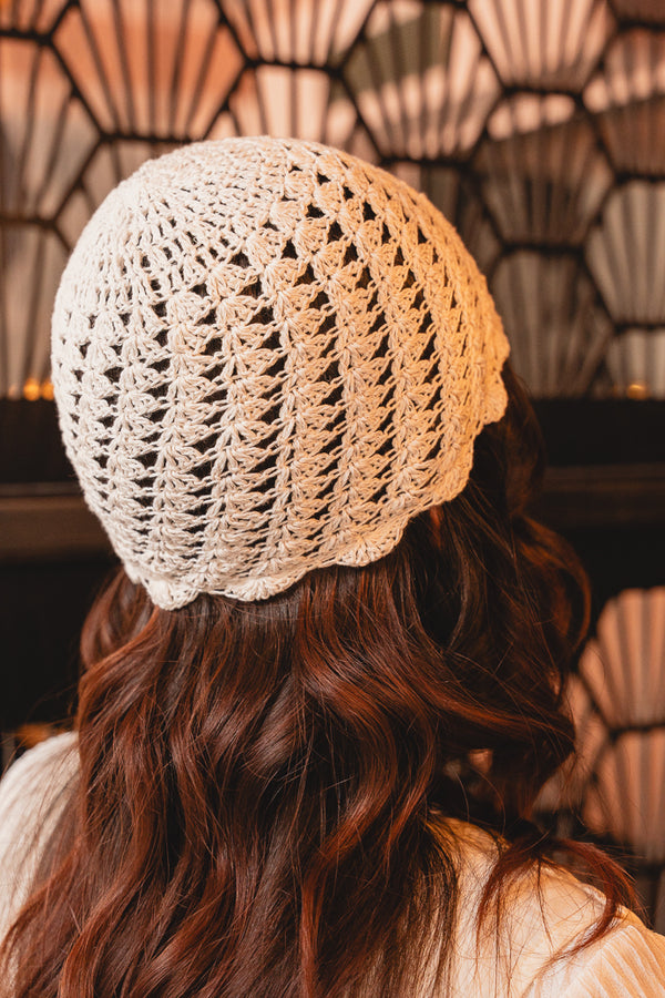Nahaufnahme des Muschelmusters der gehäkelten Boho-Cap HONU von hinten