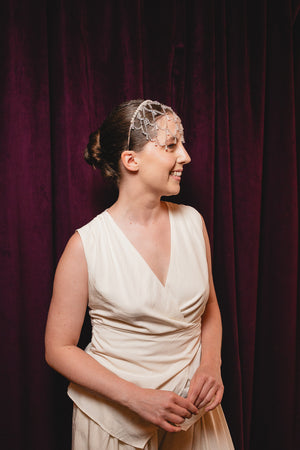 Profilportrait der Braut mit Brauthaarreif KONA im Vintage-Stil