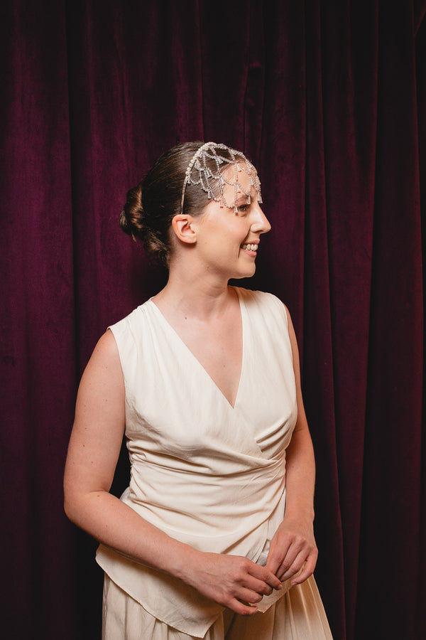 Profilportrait der Braut mit Brauthaarreif KONA im Vintage-Stil
