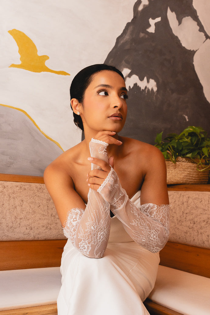 Nahportrait der Braut mit Spitzenhandschuhen WAILANI von MOANA