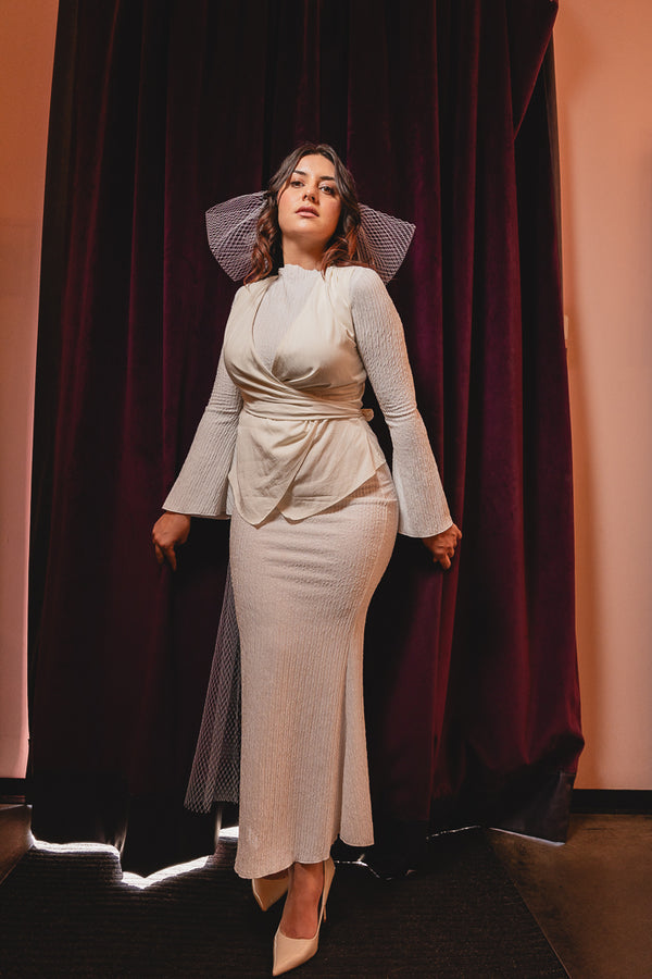 Braut in cremefarbenem Kleid mit dem kurzen Brautschleier ANUE und XXL-Netzschleife von MOANA, Frontalansicht