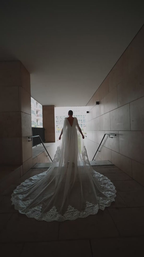 Eleganter Brautschleier Hochzeitscape mit Spitze namens HULA von MOANA