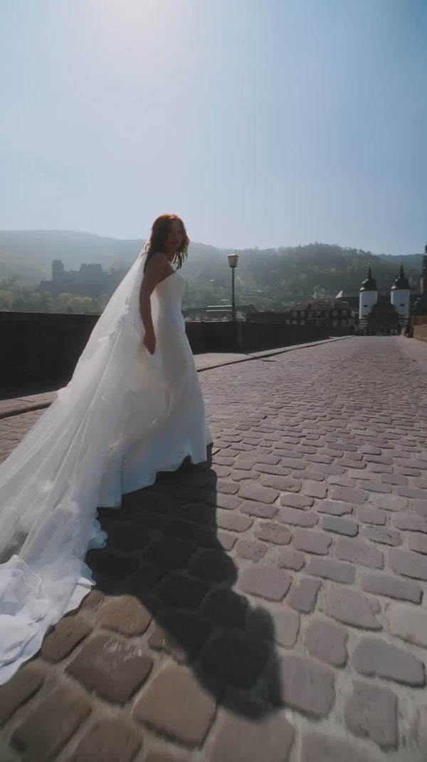 Statement Brautschleier lang mit 3D Blumen aus Organza in ivory namens HOMOKA von MOANA