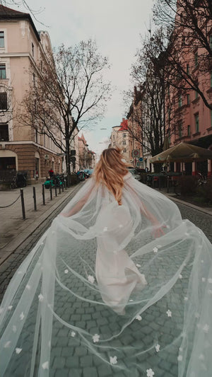 MOANA_Braut_Mit_Brautschleier_Cape_Mit_weißen_Blumen_AINA_Clip
